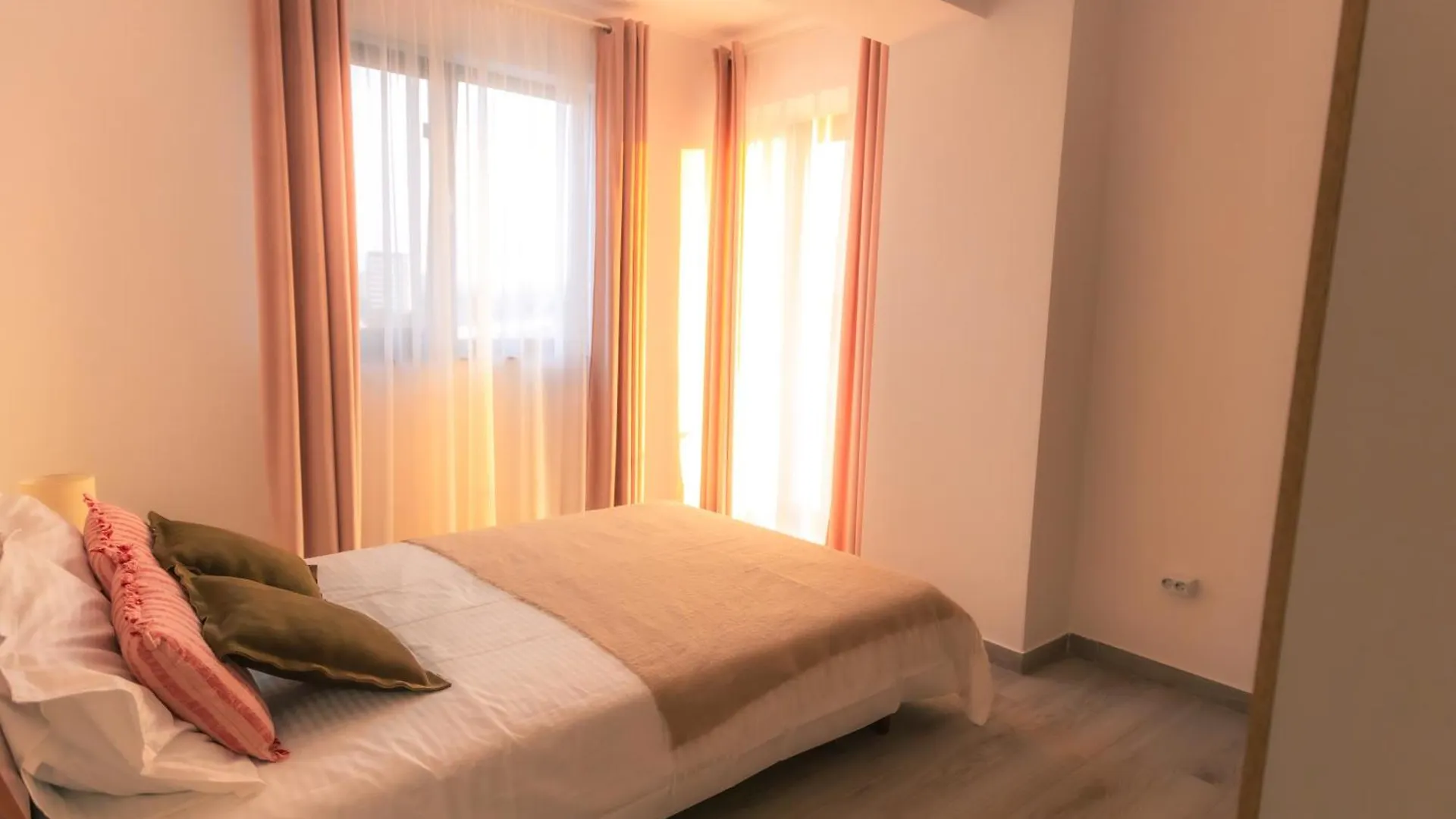 Sunset Apartment - Central Apt With Rooftop Garden Bucharest Romania